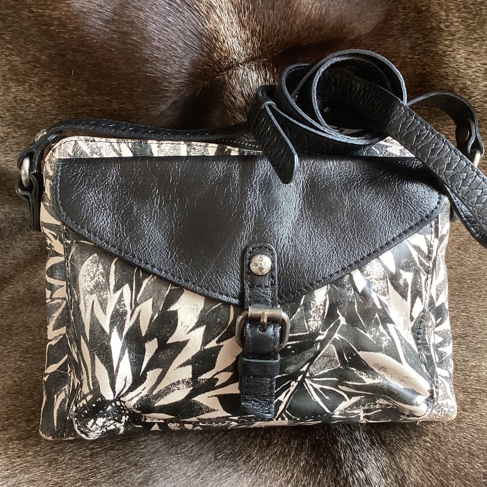 Patricia Nash Black & White Leather Zipper Top Crossbody Handbag🦋